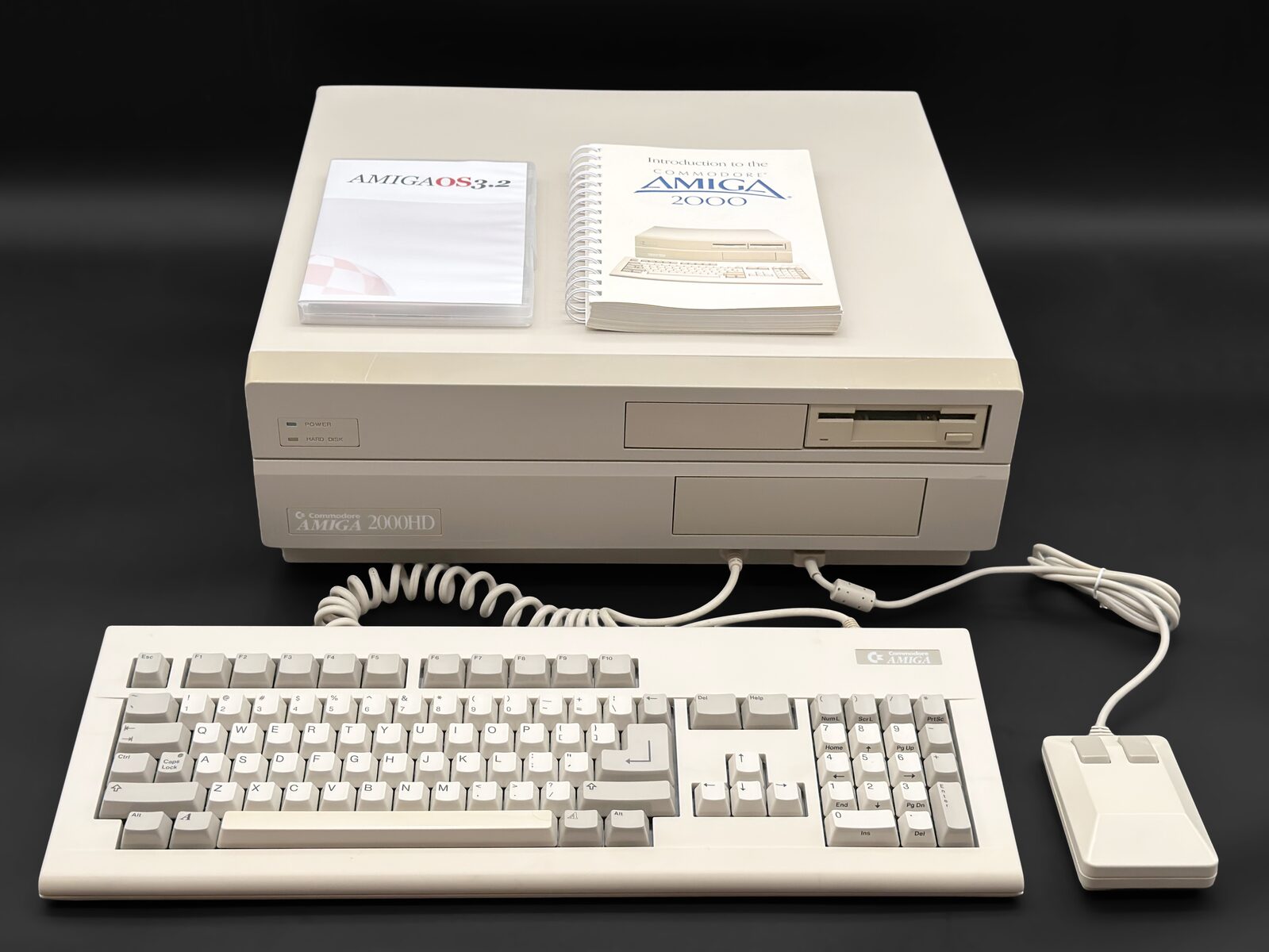 Restored Amiga 2000 with keyboard, mouse and manuals