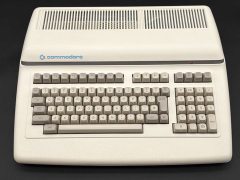 Commodore B128 computer shown front-on with its built-in keyboard and numeric keypad